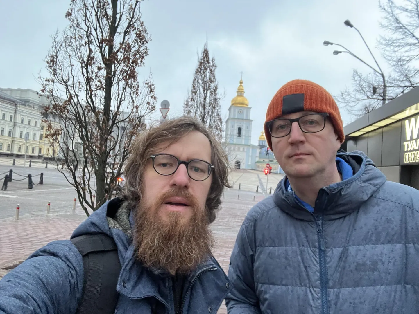 Järva Teataja fotograaf Dmitri Kotjuh (vasakul) ja Margus Martin oma talvise komandeeringu ajal Kiievis.