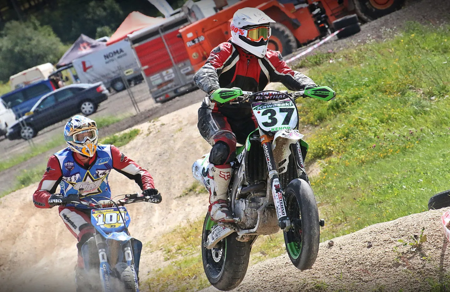 Esimese hooaja edu supermoto sarjas tõi Kenor Kotkase (fotol ees) plaanidesse osalemise uuel hooajal proffide ehk S1 klassis.
