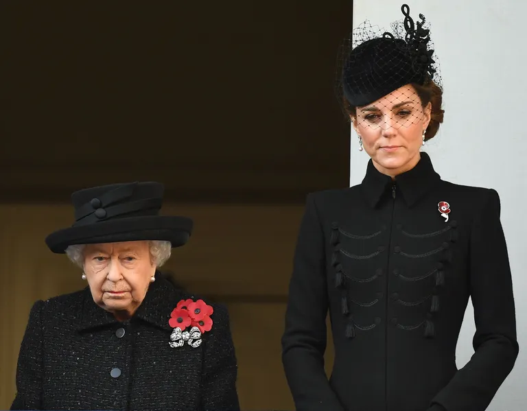 Kuninganna Elizabeth II ja hertsoginna Catherine.