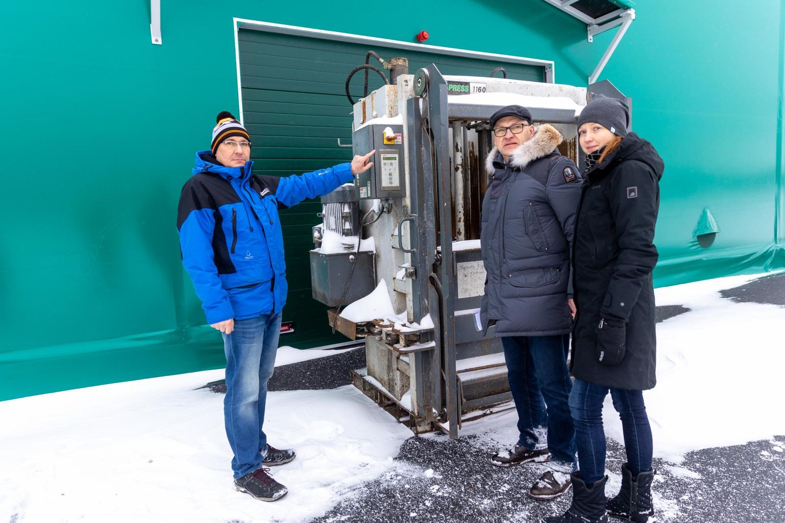 Eesti Keskkonnateenuste esindaja Rainer Randver (vasakul) Tapa abivallavanemale Andrus Freienthalile ja valla keskkonnaspetsialistile Mailis Sepale jäätmejaama paberi­pressi tööd tutvustamas.