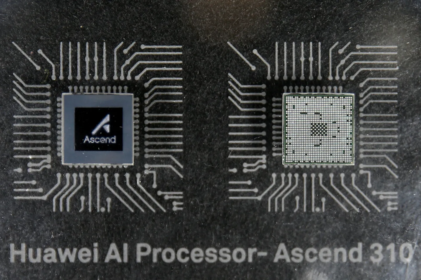 Huawei esimesed nii-öelda AI protsessorid ilmusid välja juba kuus aastat tagasi, nüüd toodetud uusimad kiibid aga olevat juba jõudmas USA analoogide tasemele. Samas pidavat need kasutama Ameerika tehnoloogiafirmade ekspordikontrolli all olevat tehnoloogiat.