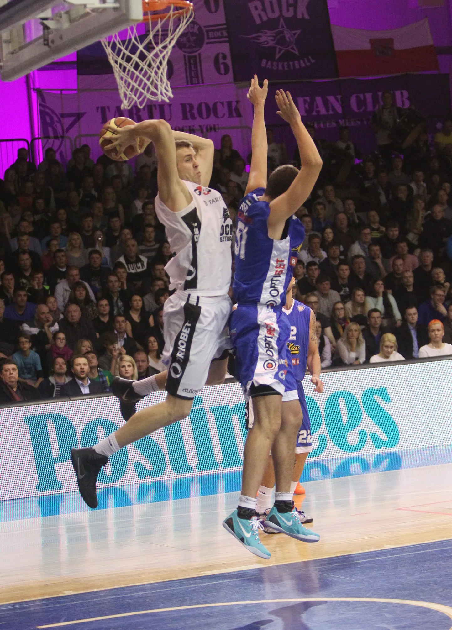 Möödunud reedel alistas TÜ/Rock kodusaalis oma põlise rivaali Kalev/Cramo 66:54. Rocki parimatena tõid Valmo Kriisa 12 ja Janar Talts (vasakul) 11 punkti. Rocki peatreeneri Gert Kullamäe sõnul ei olnud rünnakud küll perfektsed, kuid eelseisvat euromängu silmas pidades oli kohtumine Eesti liiga tugevaima vastasega just see, mida peale pikka pausi vajati.