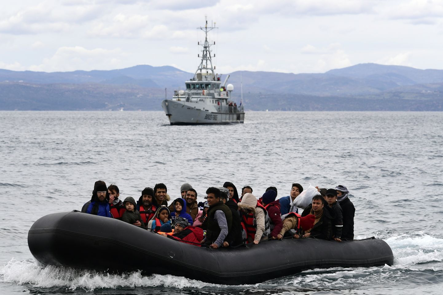 Kreeka poole suundunud paadimigrandid Frontexi laeva taustal.