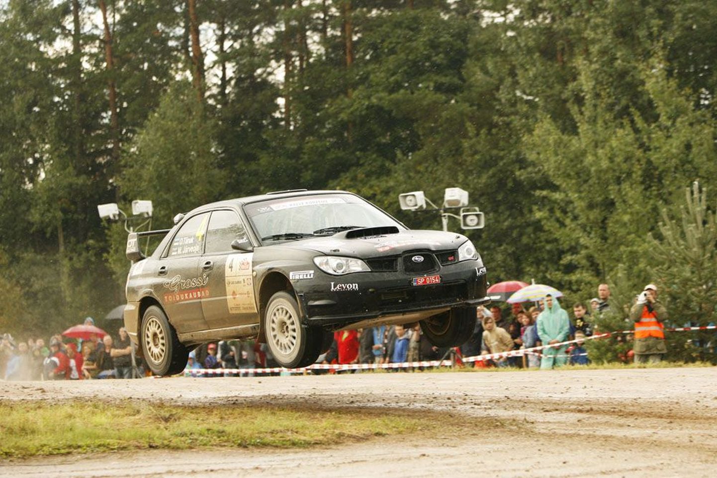 Ott Tänak ja Martin Järveoja oma vana Subaruga kihutamas.