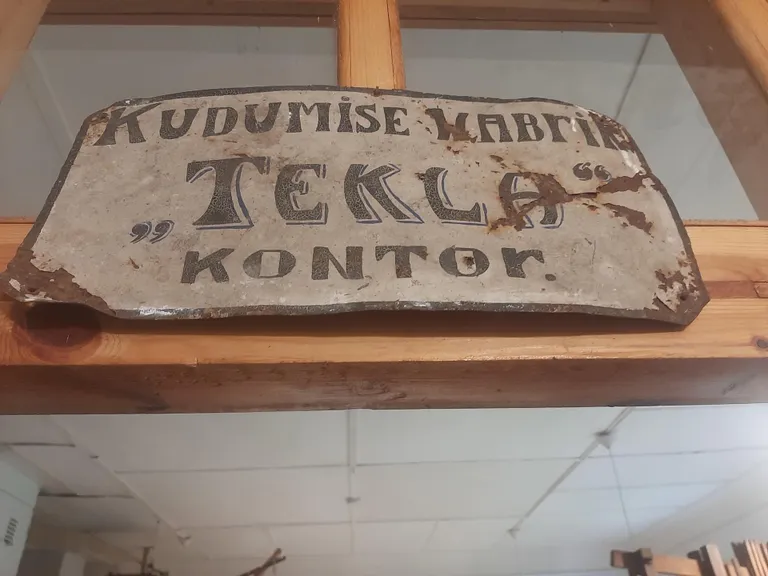 Kunagise Tekla kontori silt ripub nüüd mõisa vaheukse kohal.