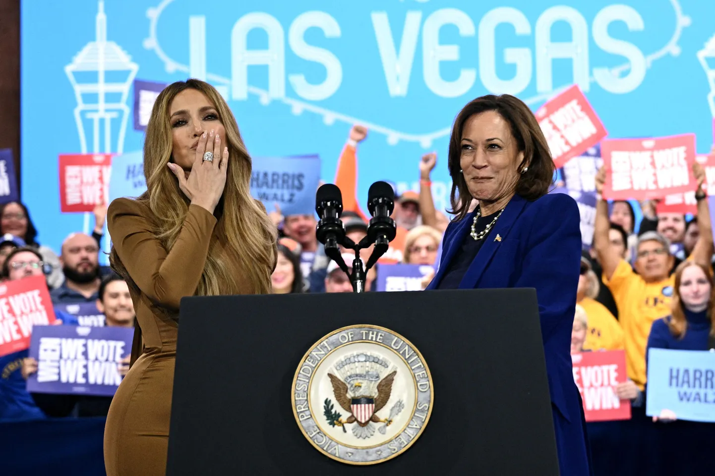 31. oktoobril toimunud kampaaniaüritusel Craig Ranchi amfiteatris Las Vegases tervitas USA asepresidenti ja demokraatide presidendikandidaati Kamala Harrist (paremal) laulja Jennifer Lopez (vasakul).