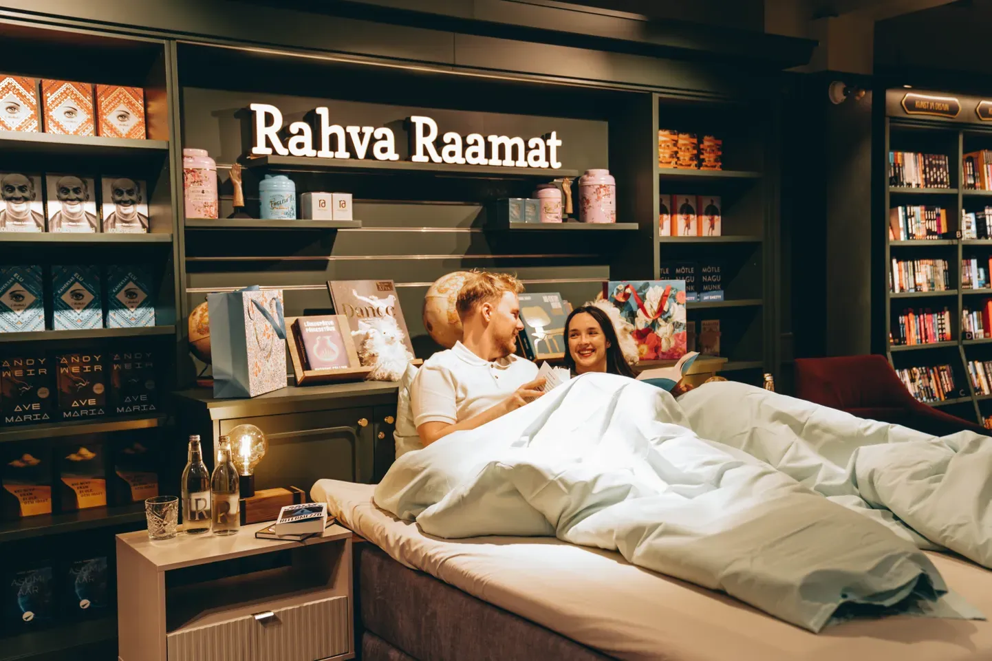 Пара, получившая возможность провести ночь в магазине Rahva Raamat.