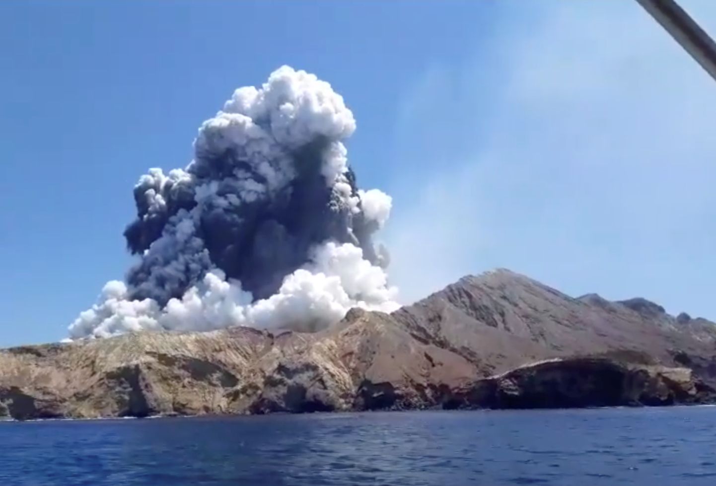 Uus-Meremaa Valgel saarel asuv vulkaan hakkas esmaspäeval ootamatult purskama.