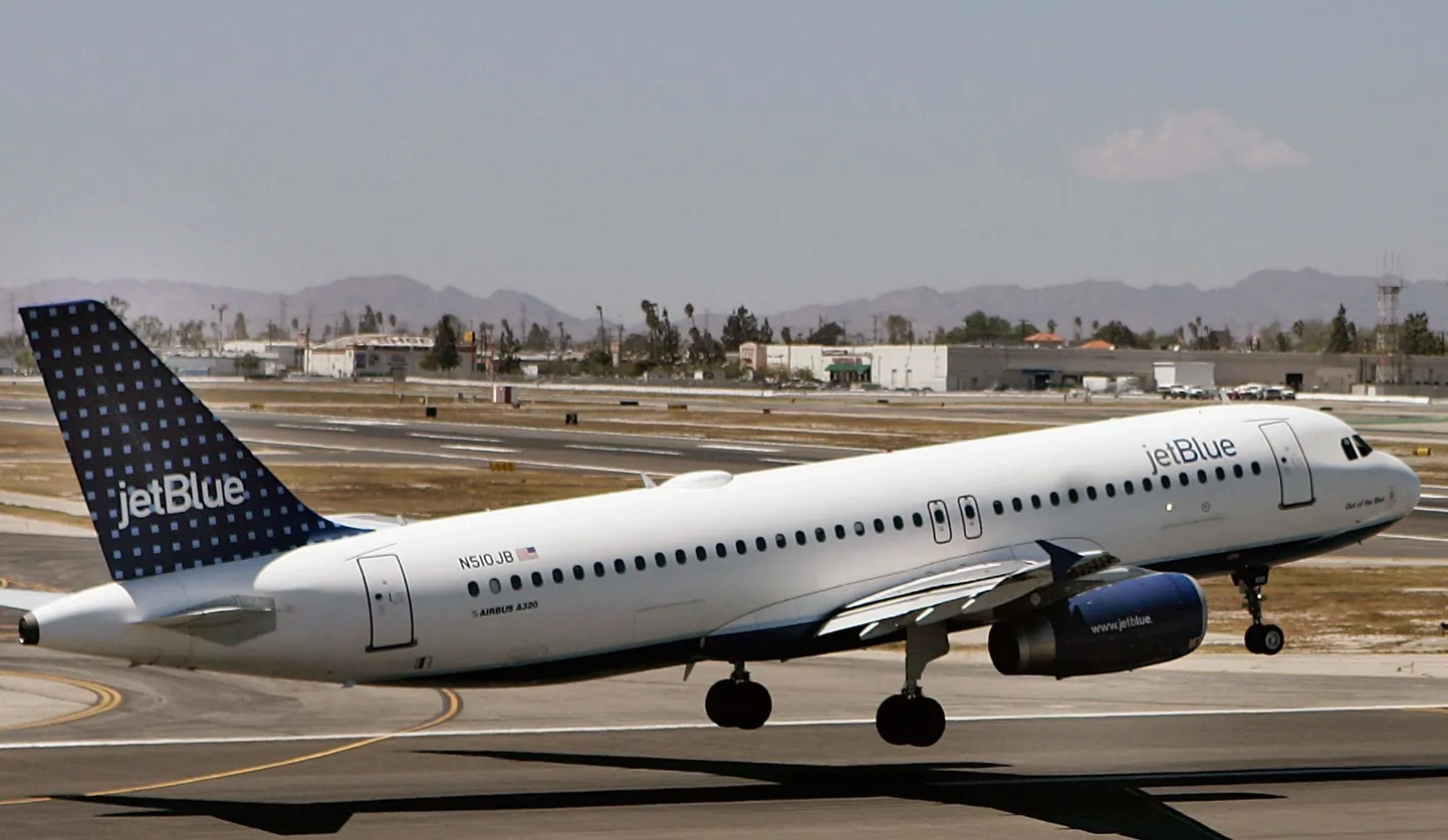 Pagasikäitleja jäi JetBlue firmale kuuluva lennuki pagasiruumi magama