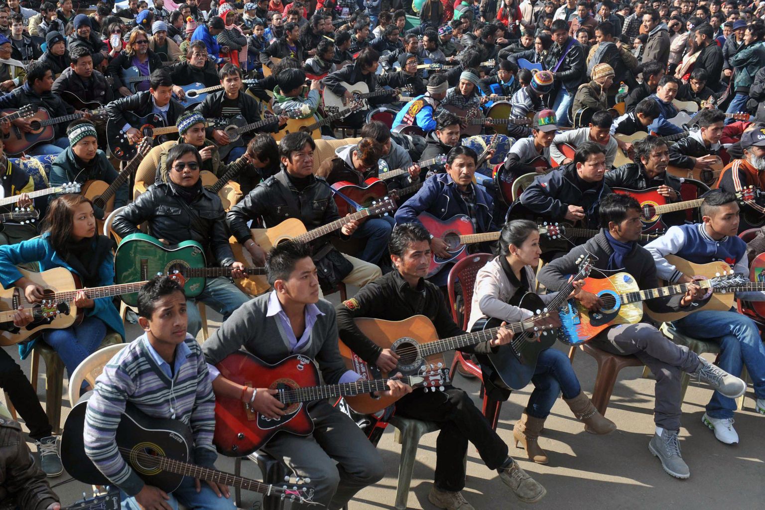 600 kitarristi Darjeelingi muusikafestivalil «Imagine’i» esitamas.