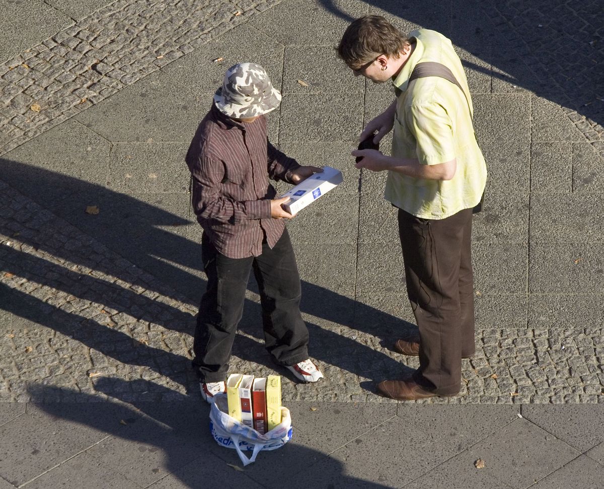 Торговля табачной контрабандой на улицах Берлина.