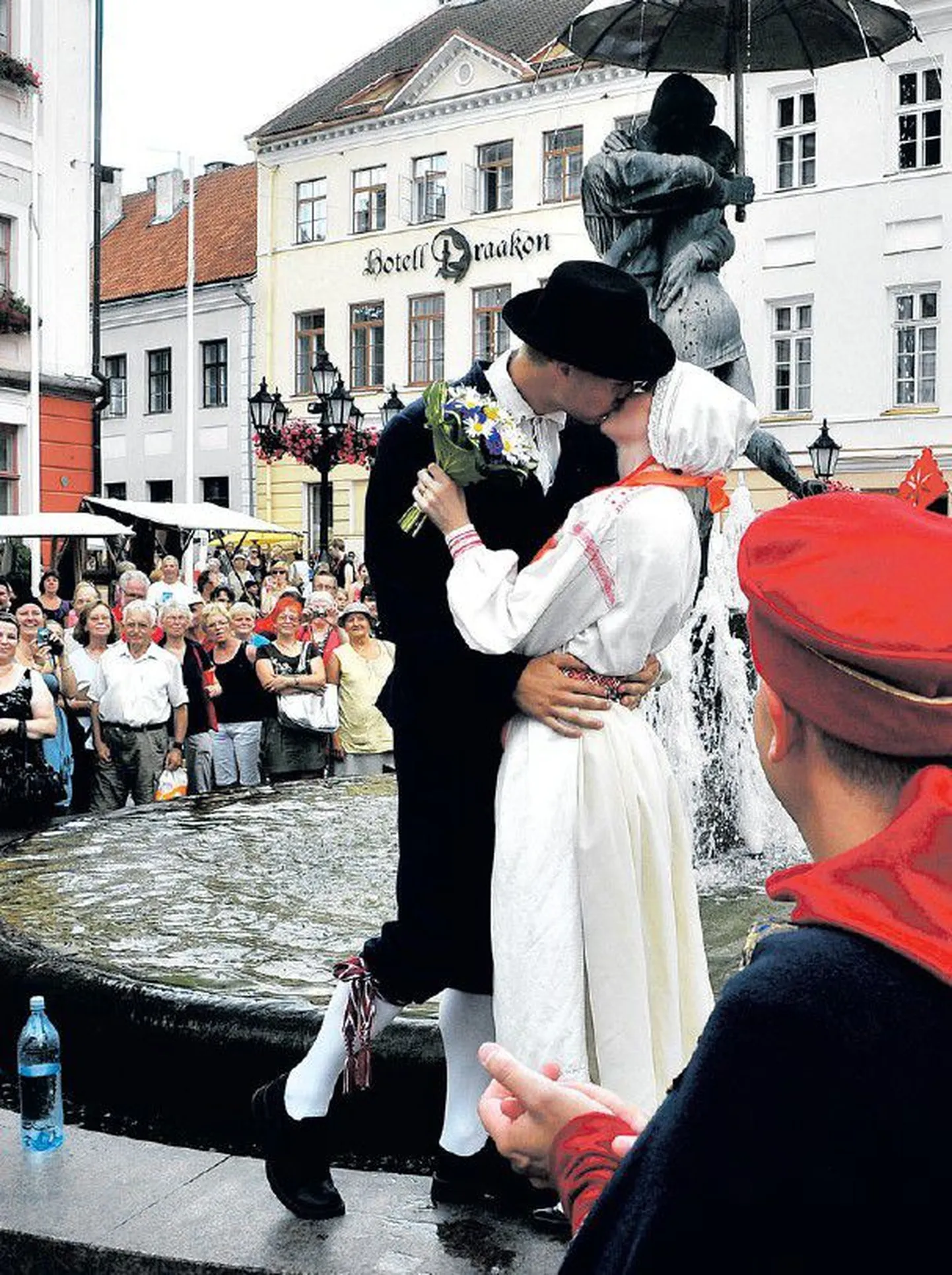 Põlva kihelkonna rahvarõivastes Katrin Kuuba ja Tartu rõivastes Priit Ginter olid hansapulma peategelased. Raeplatsi rõdutseremoonia, millel nad teineteisele igavest truudust vandusid ja linnapealt Urmas Kruuselt õnnistuse said, on juba möödas ning noorpaar õilmitseb linna esinduspurskkaevul. Nad elagu!