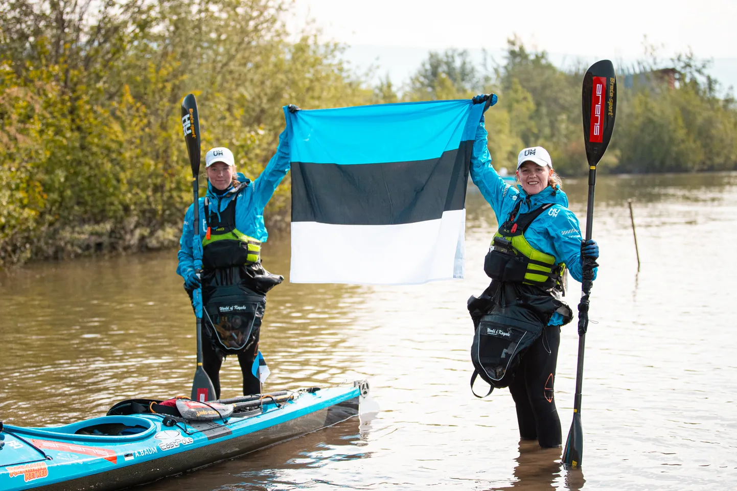 Anette Baum ja Linda Tetsmann Kanadas toimunud Yukon River Quest aerutamismaratoni finišis.