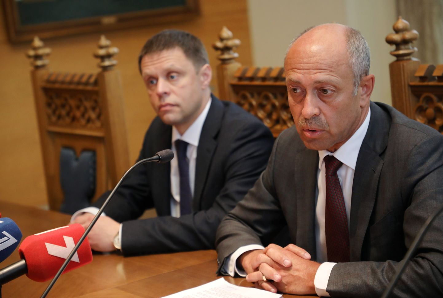 RD priekšsēdētāja vietnieks Vadims Baraņņiks (no kreisās) un RD priekšsēdētāja pienākumu izpildītājs, vicemērs Oļegs Burovs.