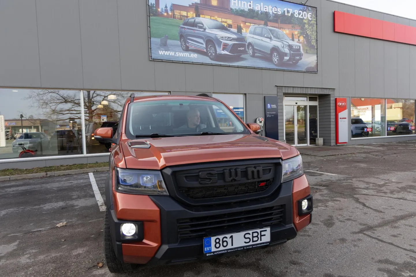 Kui Lauri Vaiksaar asus ettevõttega Dragon Drive Baltic Hiinast SWM-i autosid Baltikumi tooma, tegi ta otsuse bensiinimootoril põhinevate kasuks, sest elektriautod siinsel turul veel masse ei kõneta. Ja lisaks SWM-ile on ettevõttel soolas teisigi marke, mida siia tarnida.