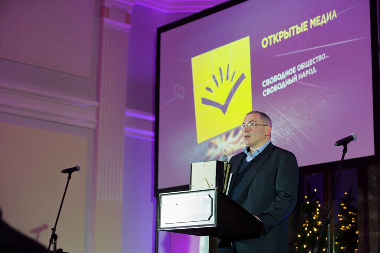 Михаил Ходорковский выступает на форуме «Открытой России» (логотип на экране), Таллинн, 16 декабря 2016 года.