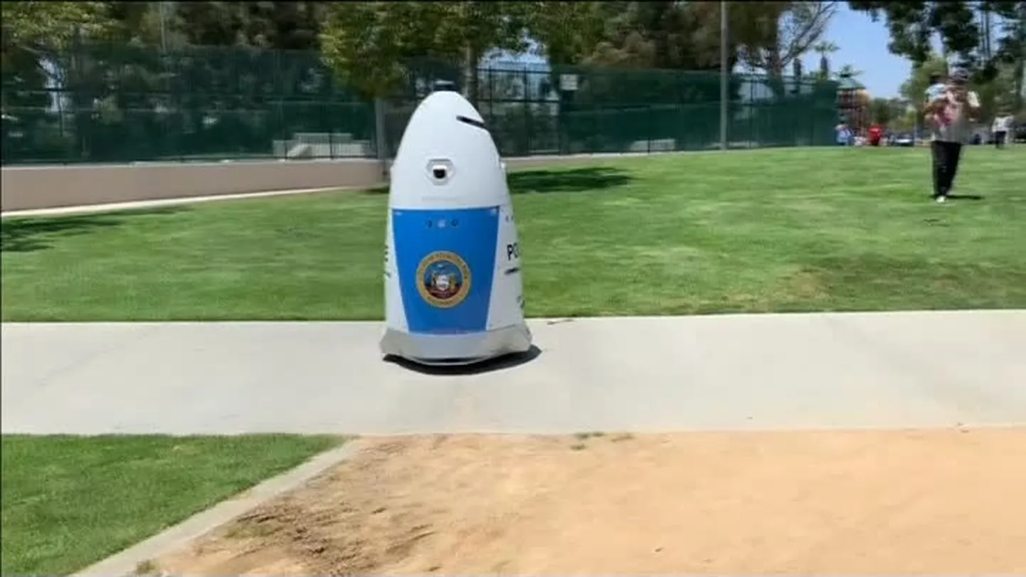 HP Robocop Huntington Parki tänavaid patrullimas