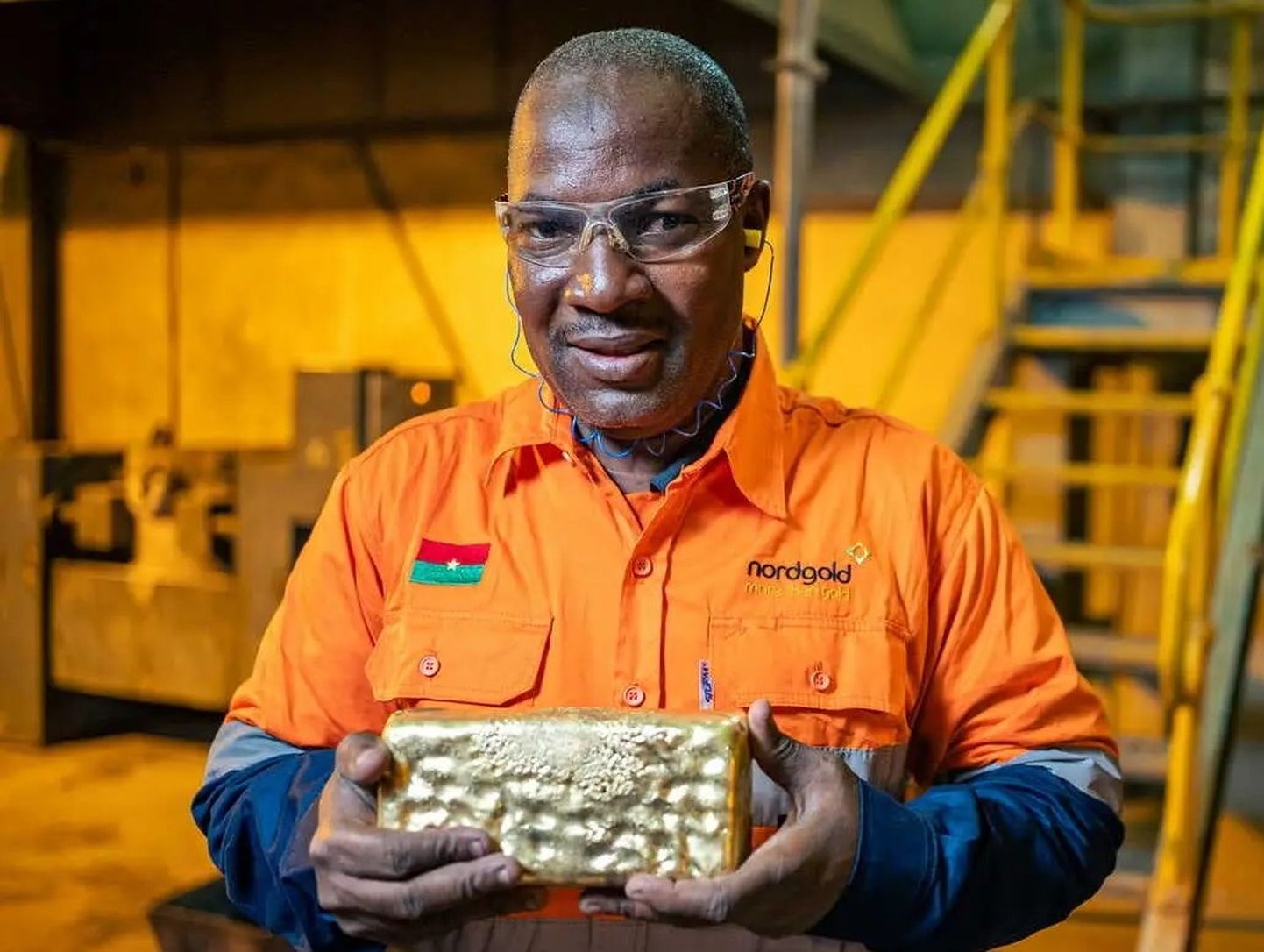 Золотодобытчик на предприятии Nordgold в Буркина-Фасо (Африка).