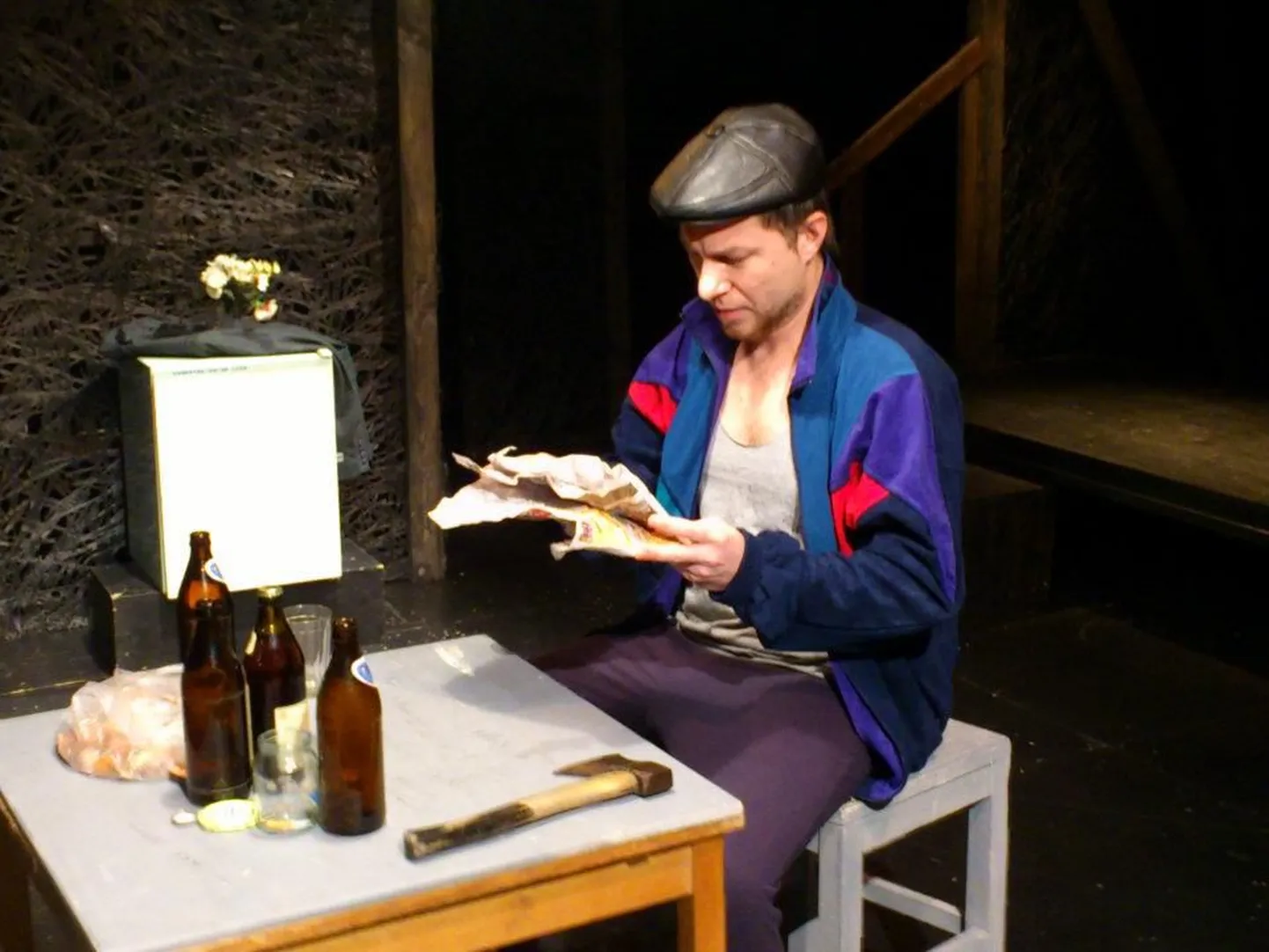 Ханно Йоорик (Тимур Иликаев) читает за бутылкой пива утреннюю газету. Ружья на стене нет, зато на столе лежит топор, а значит...