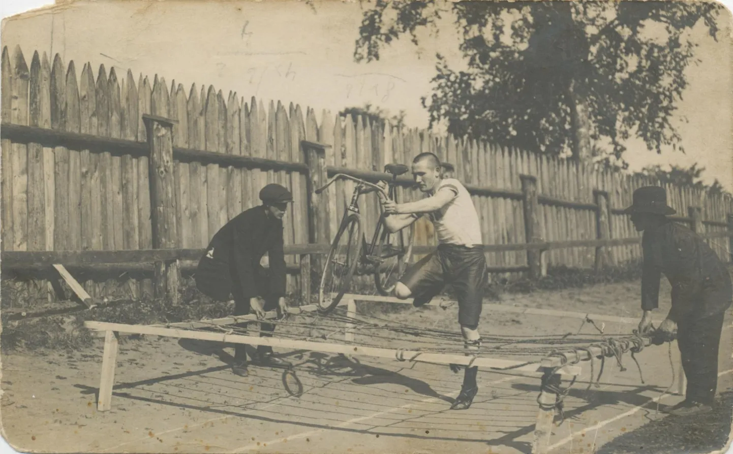 Tartus Ülejõel spordiselts Taara velodroonil toimuv takistussõit (1910).