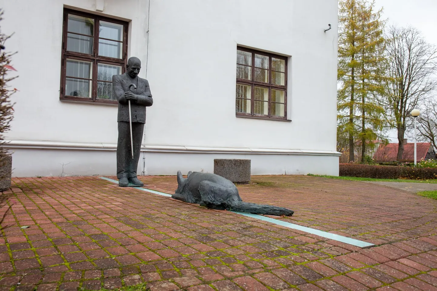 Viljandi legendaarse linnapea August Maramaa kuju Viljandi linnavalitsuse kõrval. 