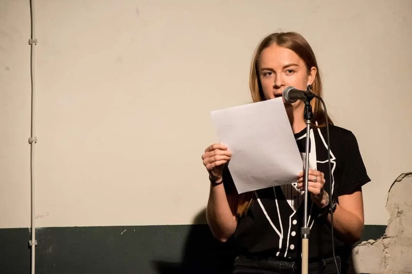 Ukulele luulefestivali korraldaja Kelli Kiipus Luuleprõmmu poolfinaalis 2020. aastal.