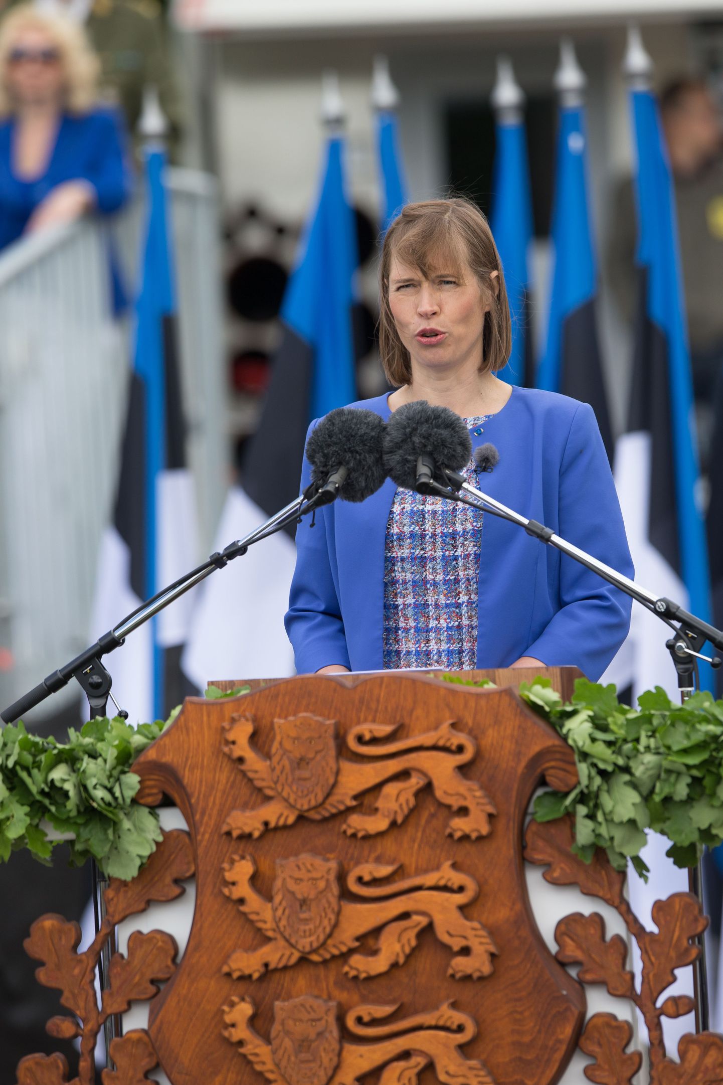 President Kersti Kaljulaid Rakveres võidupüha paraadil kõnet pidamas.