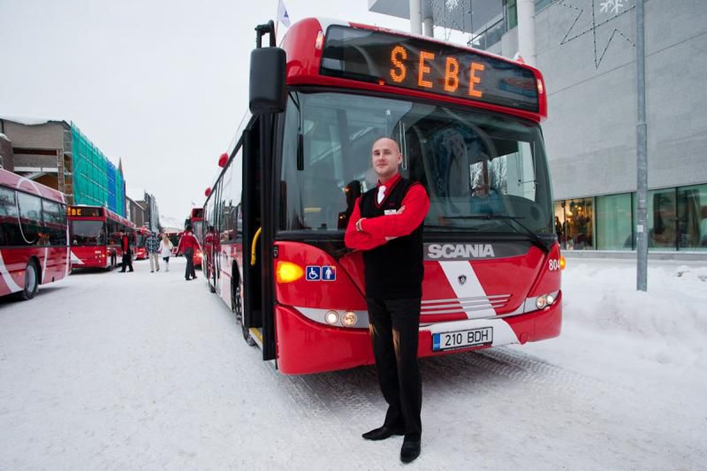 Sebe bussijuht Tartu linnaliinibusside taustal.