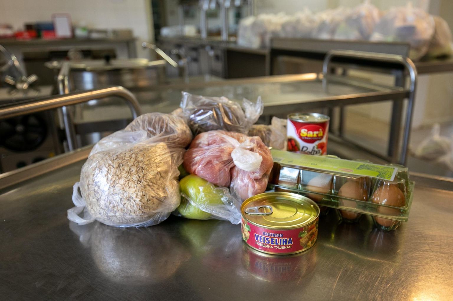 Selline näeb välja koolilastele jagatav toidupakk, kus leidub toiduaineid tasakaalustatud eine valmistamiseks. 