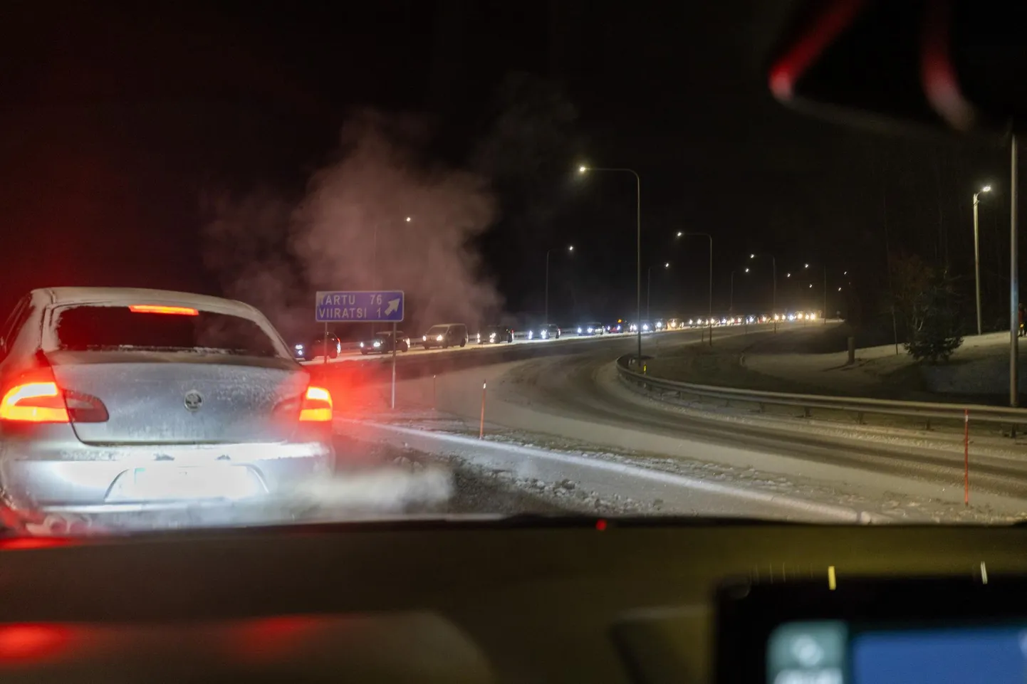 Viljandi vallamaja juurest võttis sõit ringristmikuni aega umbes pool tundi ning teiselt poolt Viiratsit välja sõitnud autosid voolas juurde ka mööda Tartu maanteed.