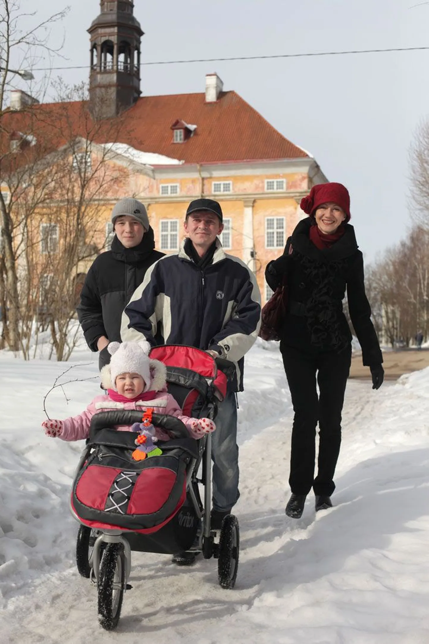 Juri Gordejev õppis eesti keele selgeks Tartu Ülikoolis tudeerides, kuid tütre Mariega räägib ta vaid mari keeles. Abikaasa Natalia kõneleb tütrega eesti keeles ja Marie vend Erik vene keeles. Seetõttu tajub alles rääkima õppiv pere pesamuna maailma juba praegu kolmes keeles.