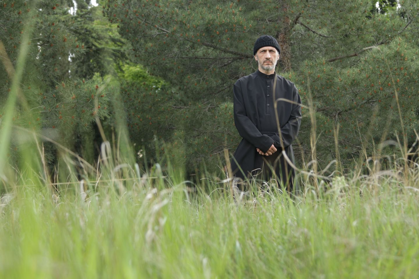 Filmi peategelane on Giorgi (Dimitri Tatišvili), kes tuleb mägikülla preestriks.