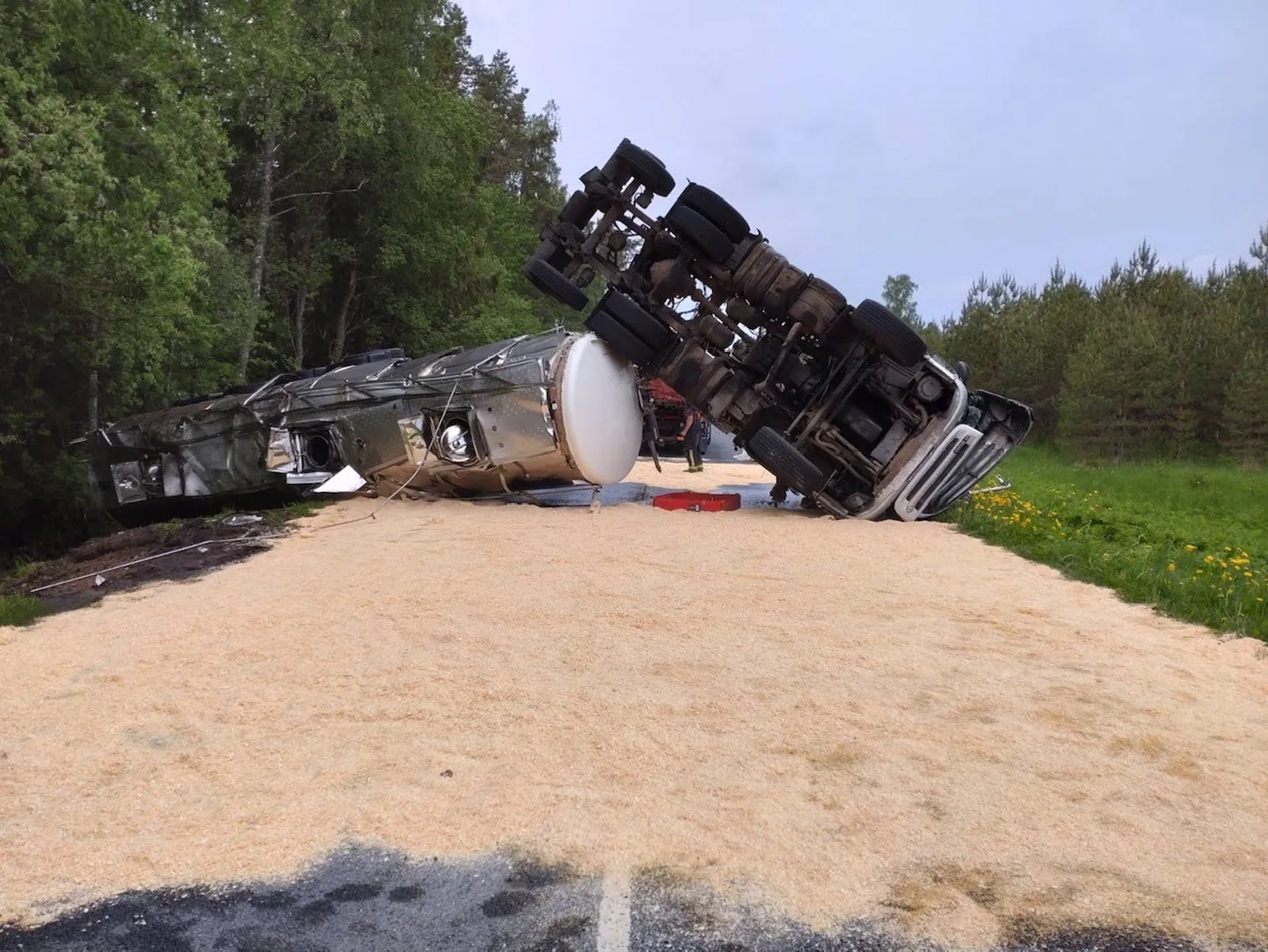 Jõgeva-Põltsamaa maanteel külili paiskunud veok.