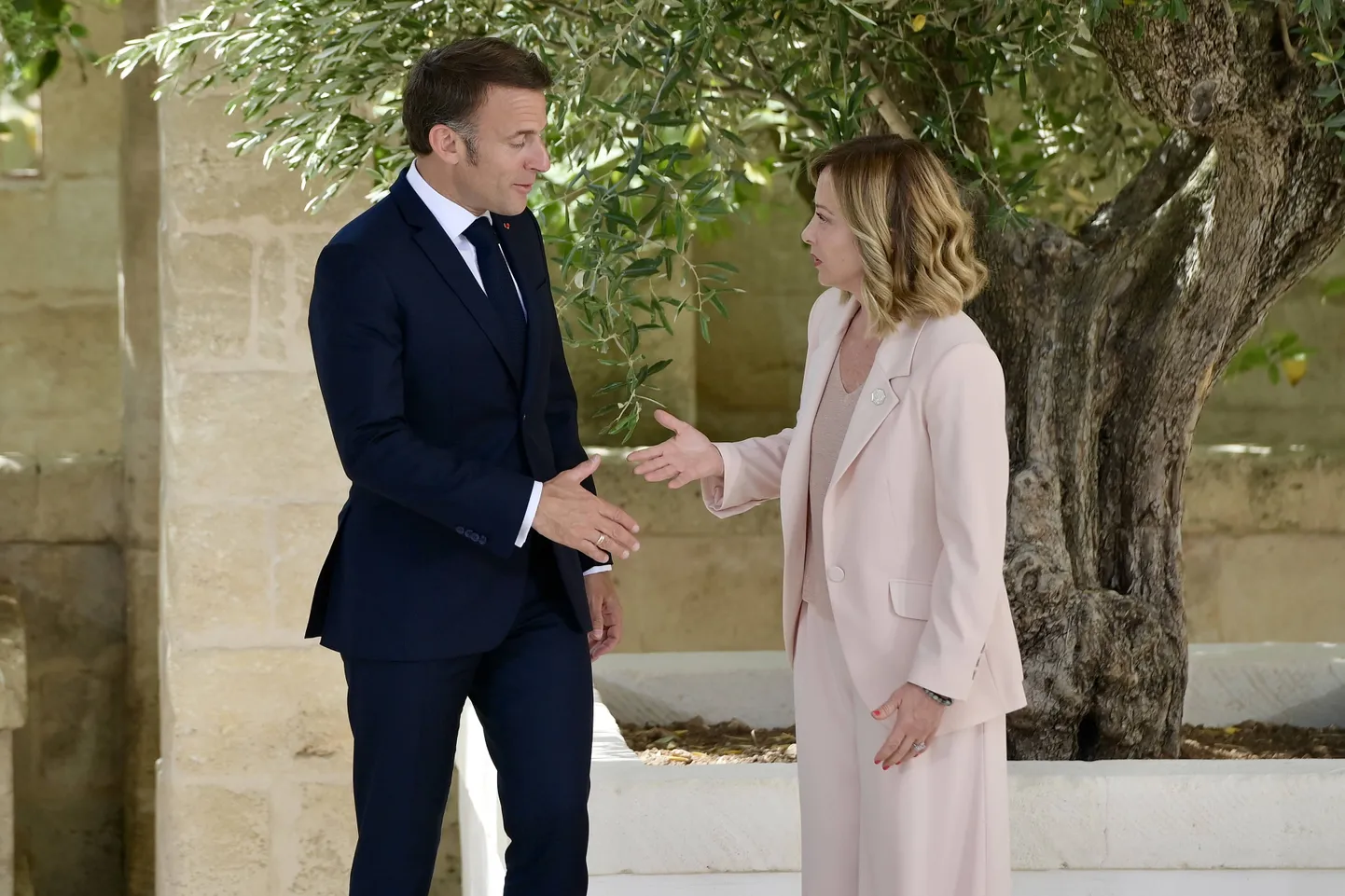 Kui veel eile tervitas Itaalia peaminister Giorgia Meloni  G7 tippkohtumisele tulnud Prantsusmaa presidenti Emmanuel Macroni võrdlemisi sõbralikult, siis tänaseks olid tunded oluliselt jäisemaks muutunud.