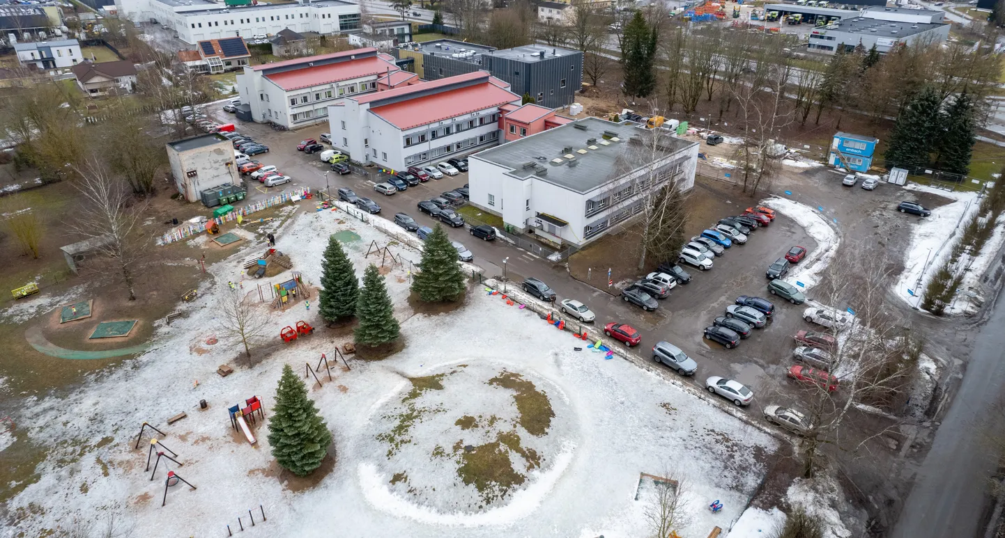 Kolme korpusega hoones aadressil Eerika 1 tegutsevad nii ravimiettevõte Icosagen kui ka lasteaed Laululind.