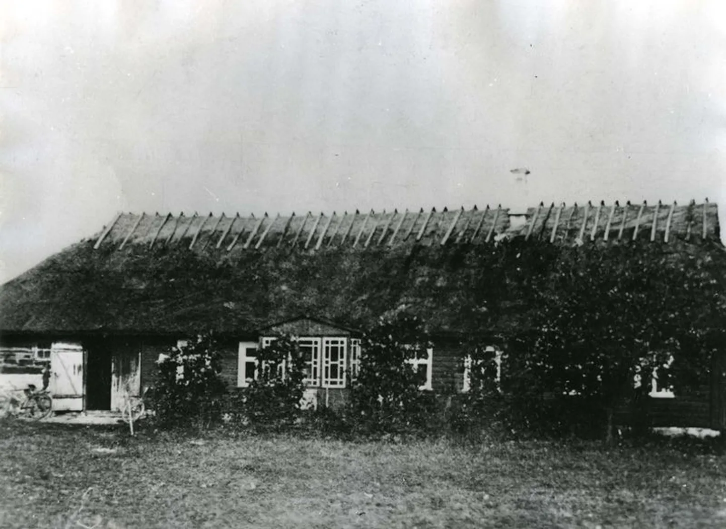 REDUPAIK: Põrandaaluse Eestimaa Kommunistliku Partei Saaremaa organisaator Aleksander Ellam peitis end Kapra küla Aadu talu pööningul asuvas peidikus. Tema varjupaik avastati 1933. a sügisel.
