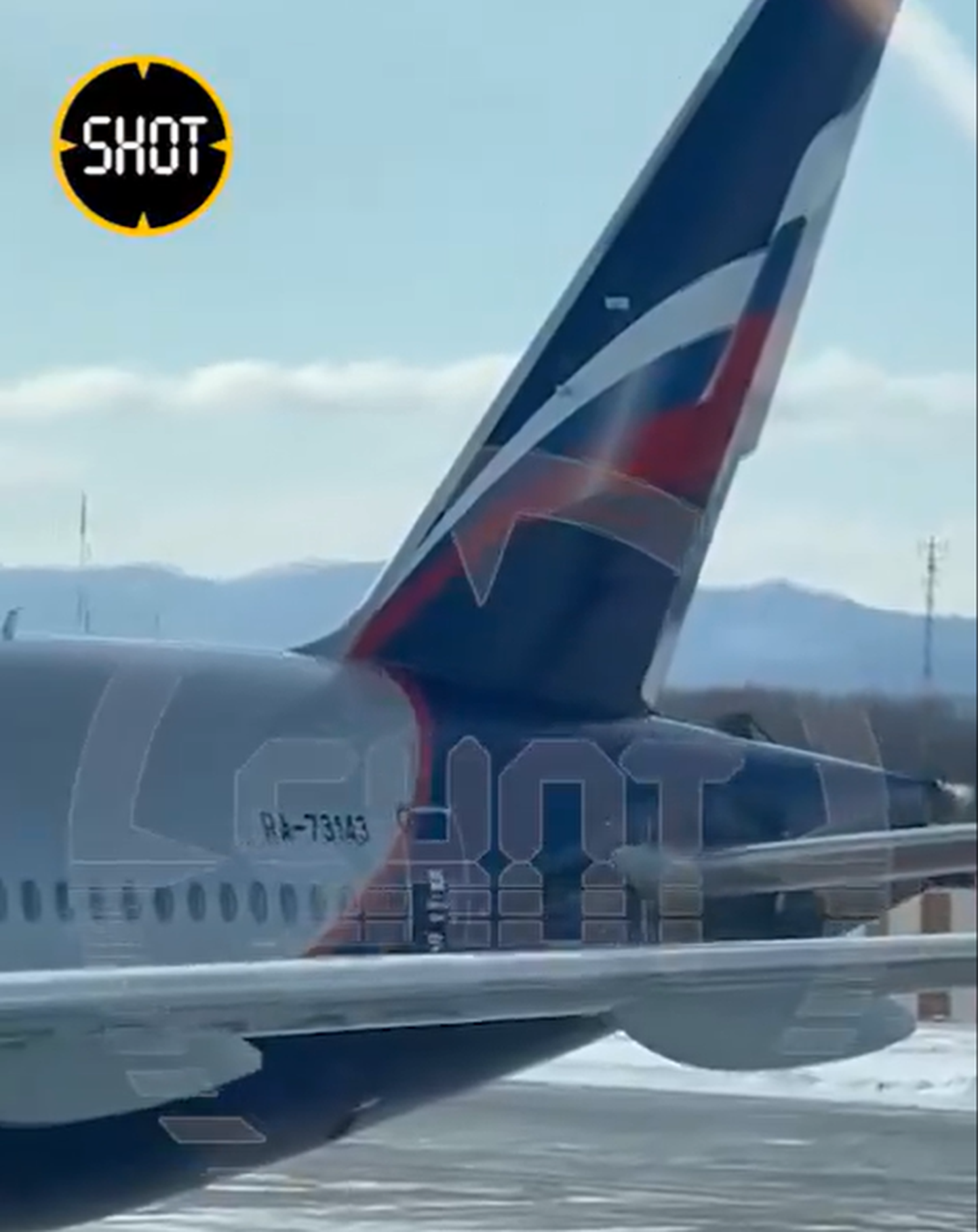 Самолет "Аэрофлота" с 422 людьми совершил вынужденную посадку в Южно-Сахалинске