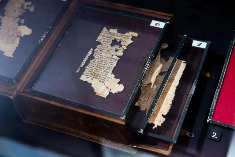 Fragmendid 1535. aastal ilmunud Wanradti ja Koelli katekismusest, mis on esimene osaliselt säilinud emakeelne trükis ja seega alus meie trükisõna teekonnale ning rikkalikule kirjanduspärandile.