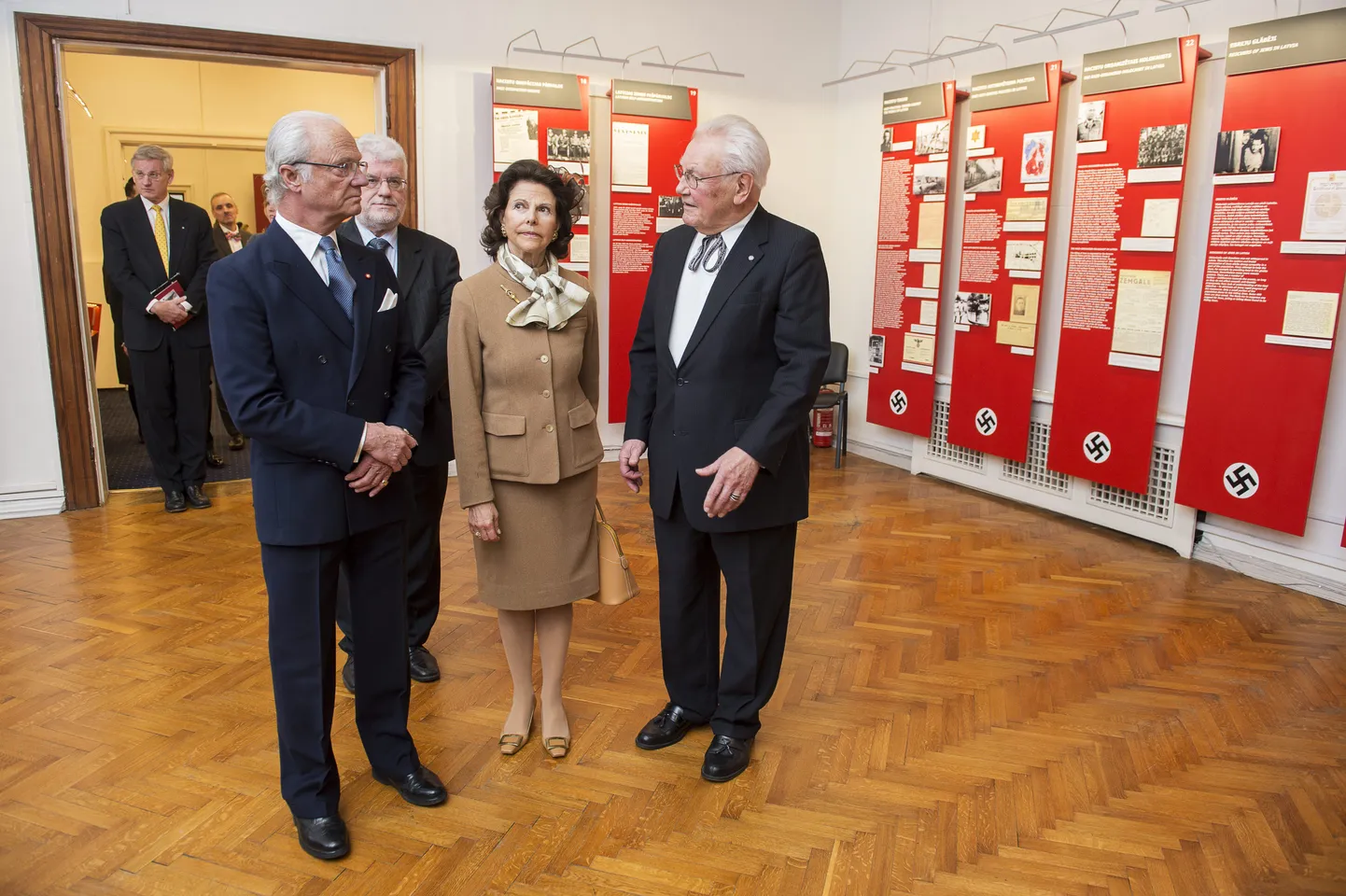 Rootsi kuningas Carl XVI Gustaf ja kuninganna Silvia 2014. aastal Läti okupatsioonide muuseumi külastamas
