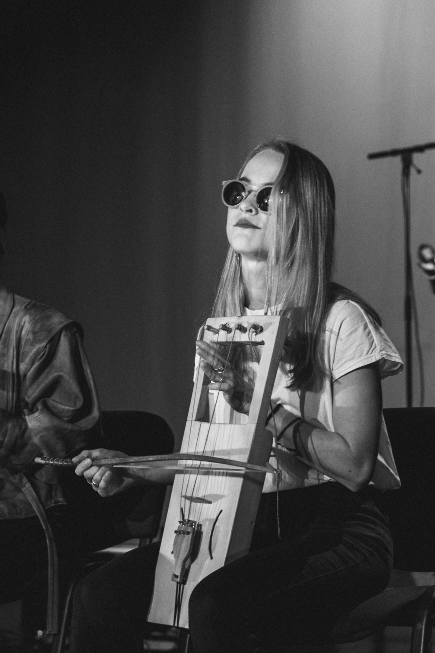 Esimese õppeaasta pärimusmuusika tudeng Regina Mänd astus üles Hiiu kannelde ansamblis, mida juhendas Janne Suits.
