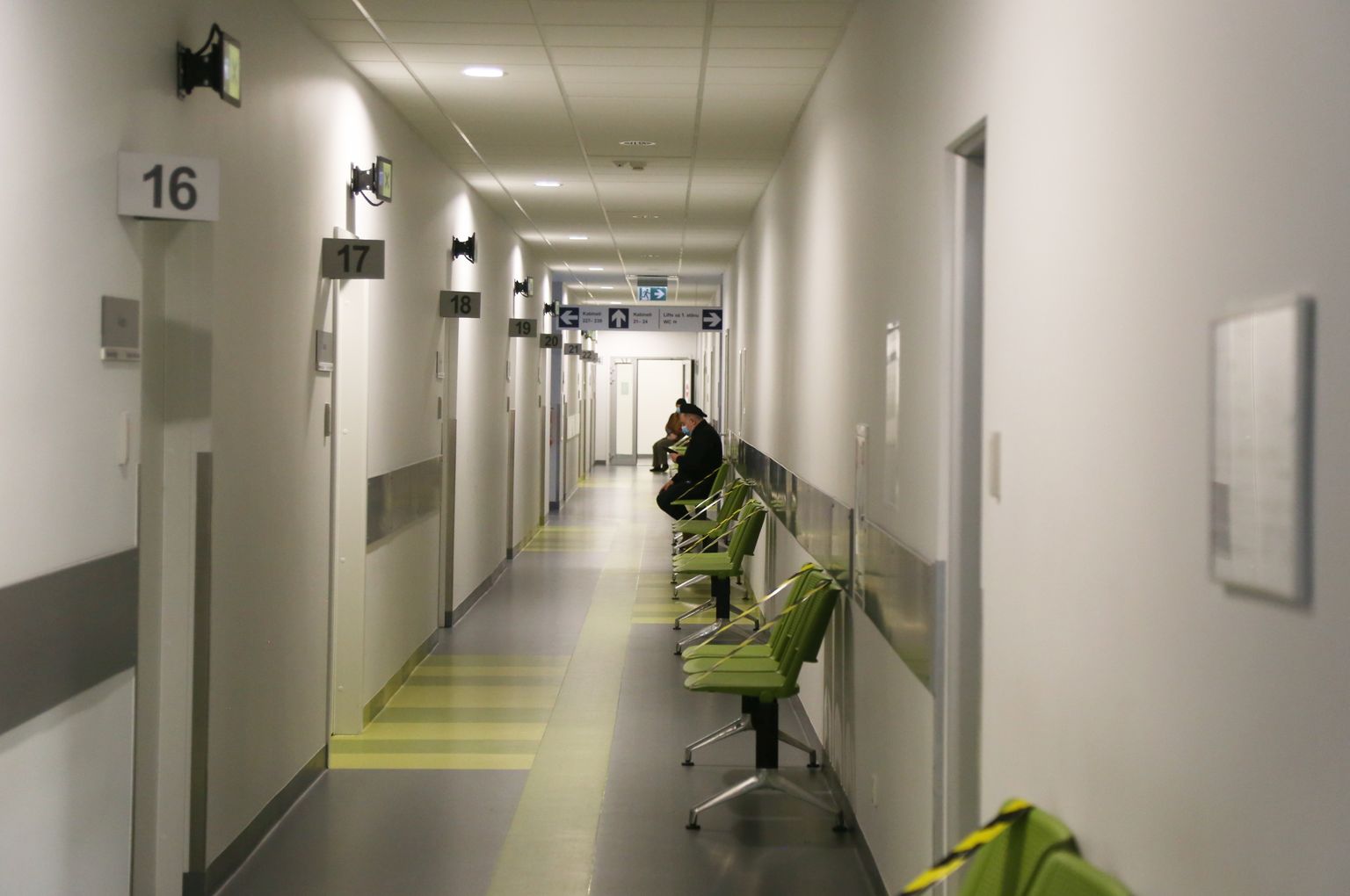 Rīgas Austrumu klīniskās universitātes slimnīcas stacionārā "Gaiļezers" tiek uzsākta farmācijas uzņēmumu "Pfizer" un "BioNTech" ražotās vakcīnas pret Covid-19 injicēšana.
