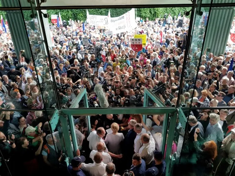 Председатель ВС Польши Малгожата Герсдорф обращается к сторонникам перед зданием Верховного суда Польши.