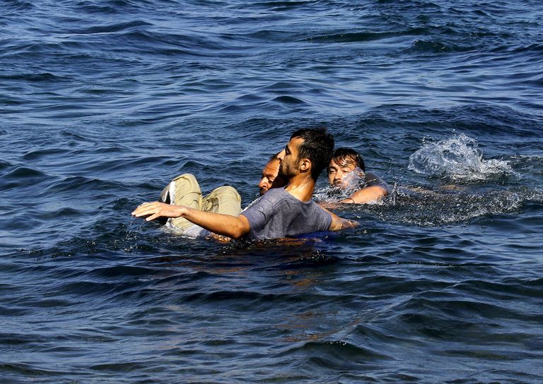Kreeklane aitab veest välja Afganistani põgenikku. Foto: Scanpix