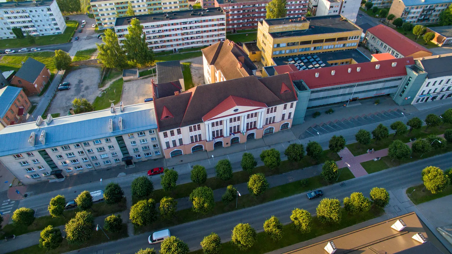 Valga maavalitsus ja Kesk tänava allee