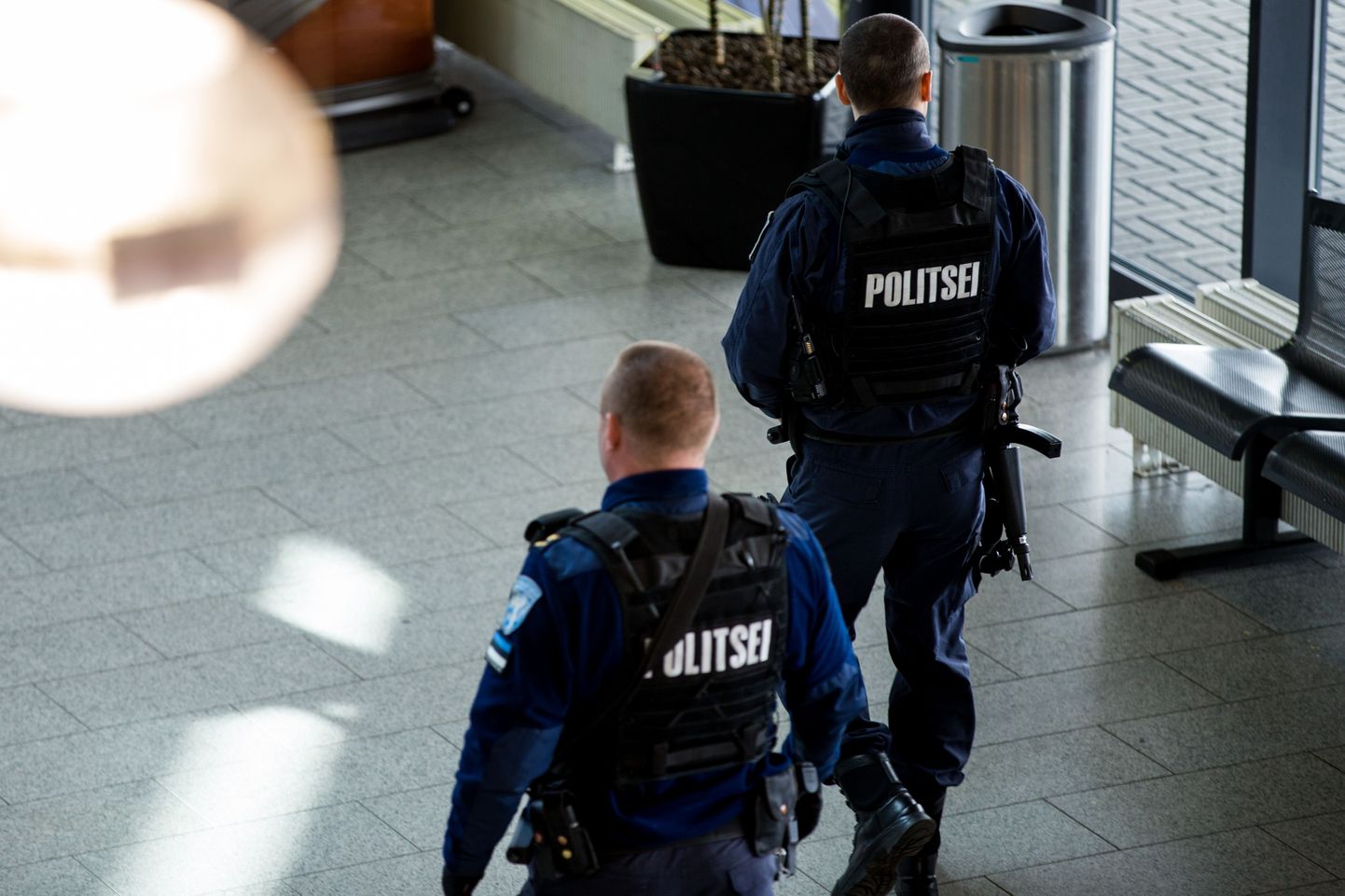 Tallinna lennujaamas suurendati politseivalvet.