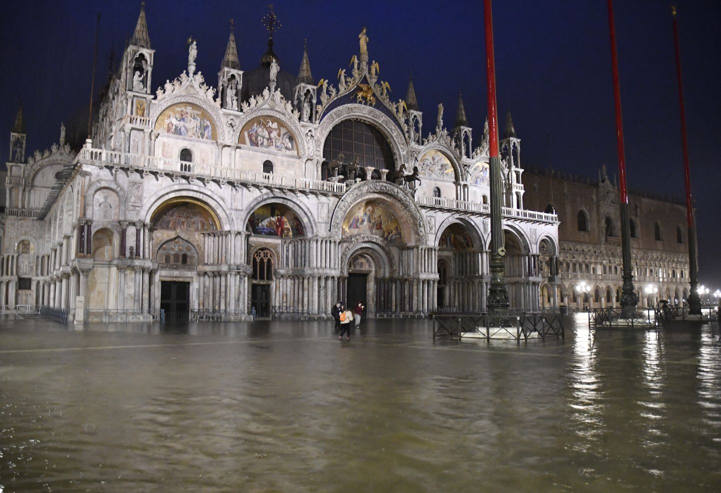 Покрытой водой оказалась визитка Венеции - площадь Святого Марка.