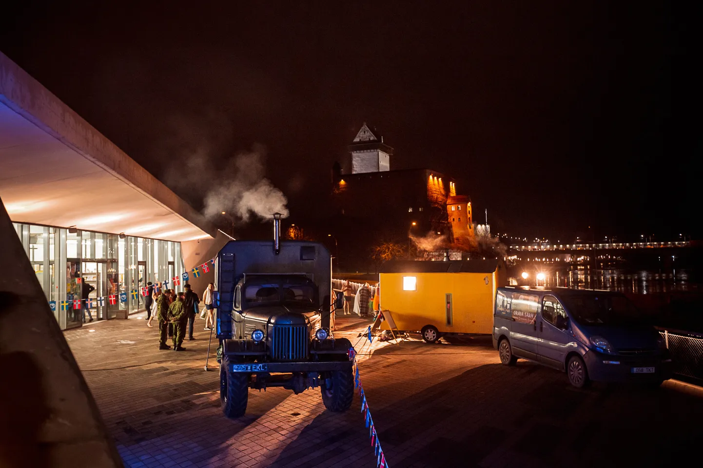 Joaoru rannas sai leili visata vaheldumisi kaitseliidu Alutaguse maleva "sõjaväeautosaunas" ja Orava talu saunas.