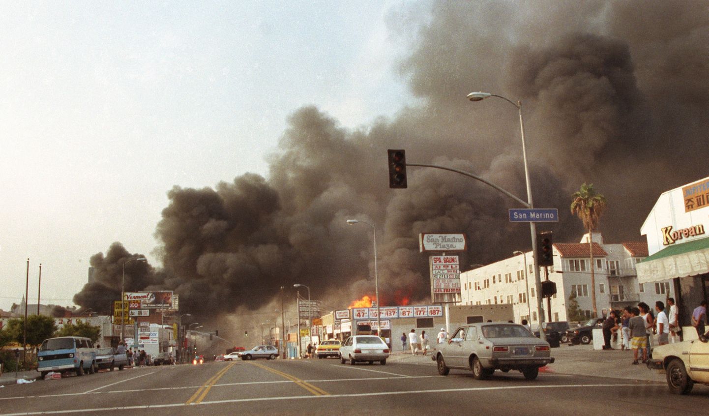 1992. aasta mäss Los Angeleses. Foto on tehtud 1. mail 1992 ja näha on mitme hoone põlemist