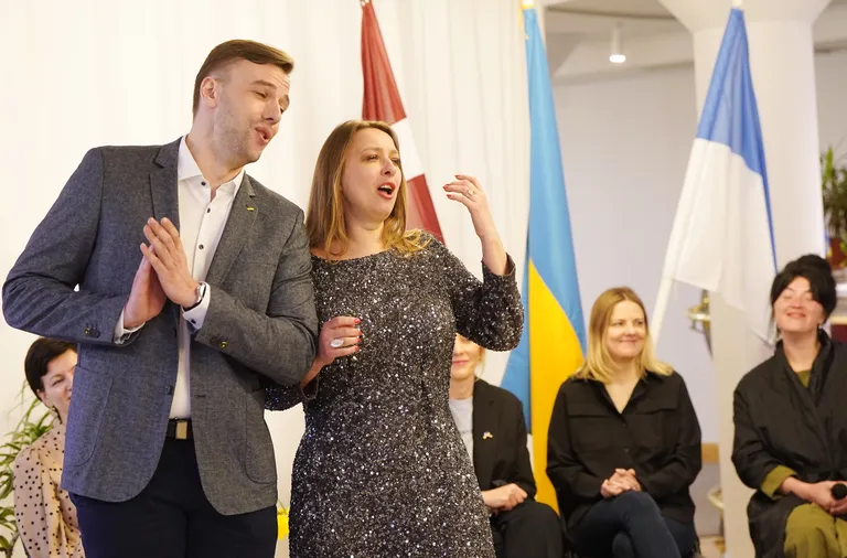 Dziedātājs Edgars Ošleja un operdziedātāja Sonora Vaice uztsājas preses konferences laikā, kurā informē par pianista Andreja Osokina Brīvības festivālu Ukrainai. 2023. gada 25. aprīlis.
