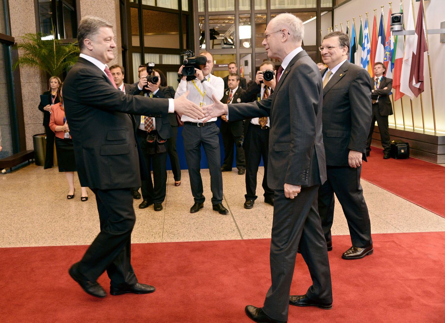 Прездент Европейской Комиссии Жозе Мануэль Баррозо и президент Европейского Совета Херман Ван Ромрей приветствуют президента Украины в Брюсселе.